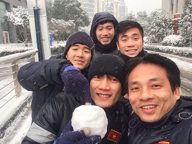 Bác sĩ Trọng Thủy (đầu tiên) và các cầu thủ đội tuyển U23 Việt Nam trước trận chung kết giải U23 Châu Á diễn ra tại Thường Châu, Trung Quốc năm 2018. Ảnh: Bác sĩ Thủy cung cấp