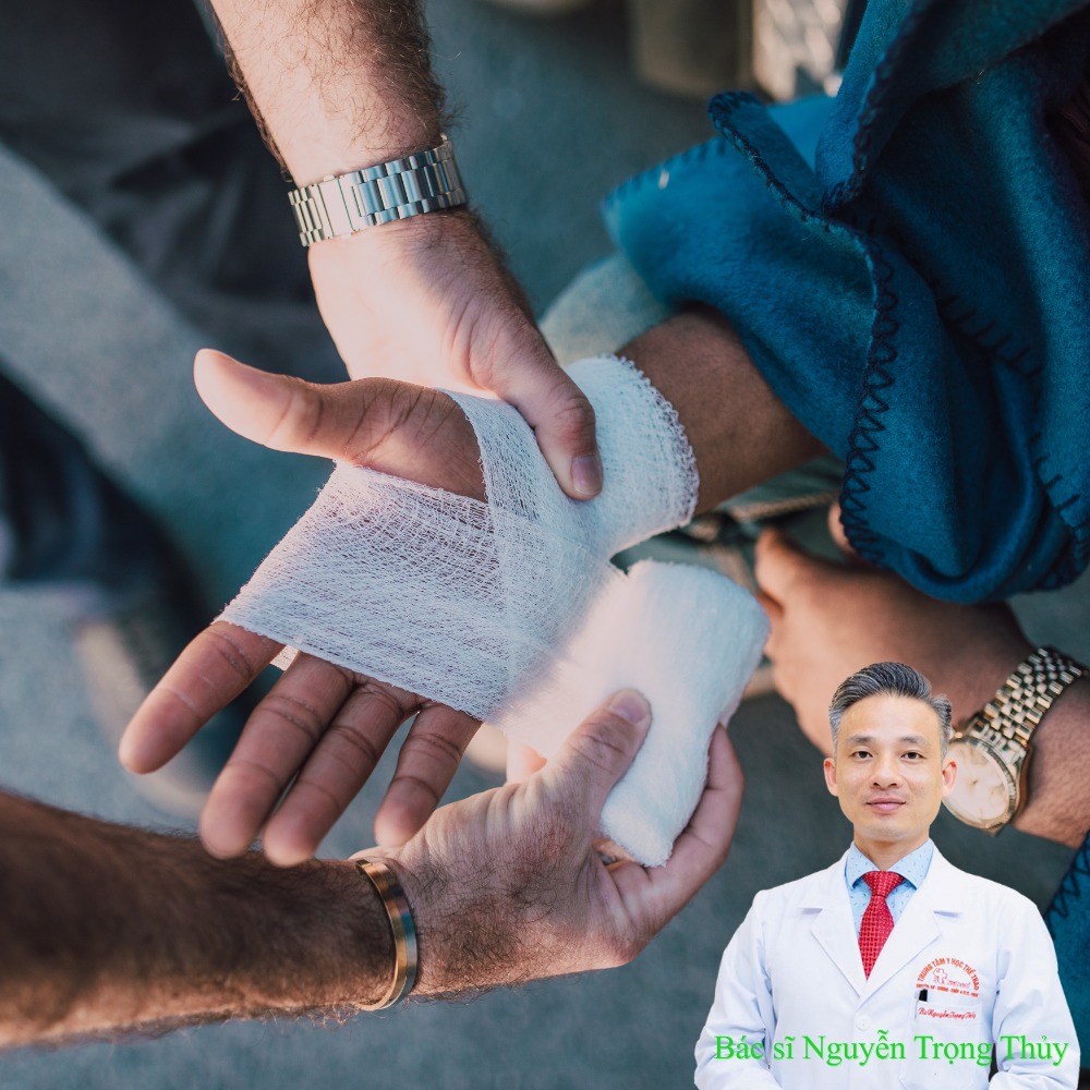 Cách sơ cứu, điều trị và phòng ngừa chấn thương khuỷu tay khi chơi Pickleball