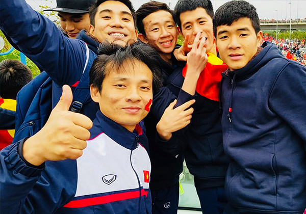 Bác sĩ U23 Việt Nam: Thi thoảng các cầu thủ bóp vai cho tôi